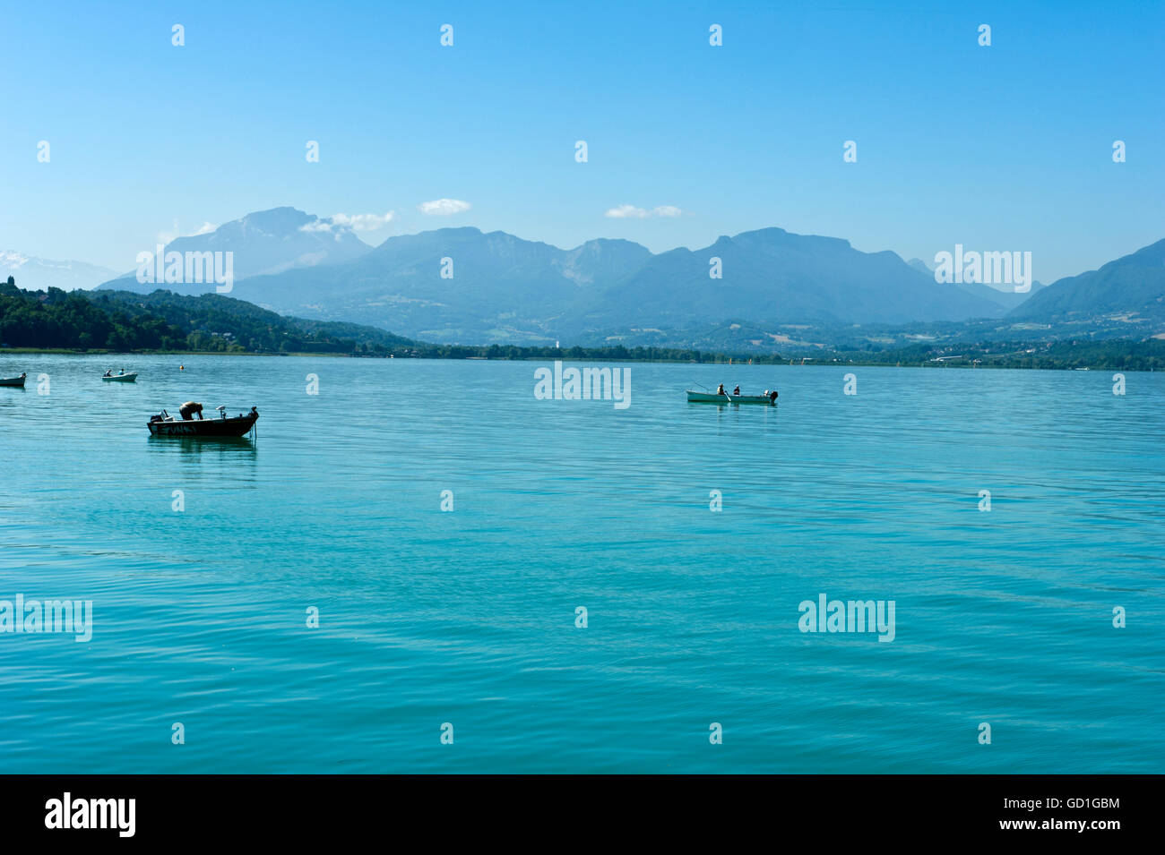 Barche e yacht, il Lac du Bourget, Aix-les-Bains, Savoie, Rhône-Alpes, in Francia Foto Stock