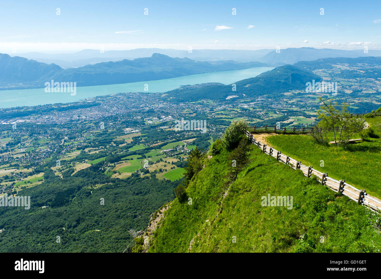 Aix-les-Bains e Lac du Bourget dal punto di vista sul Mont Revard, Savoie, Rhône-Alpes, in Francia Foto Stock