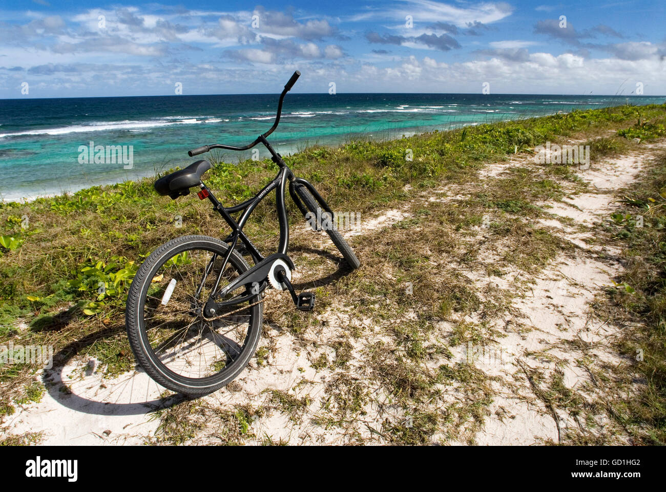 Cat Island, Bahamas. Spiaggia di Est (atlantico) area Pine Bay, Cat Island. La bicicletta è il modo migliore per vedere l'isola. Foto Stock