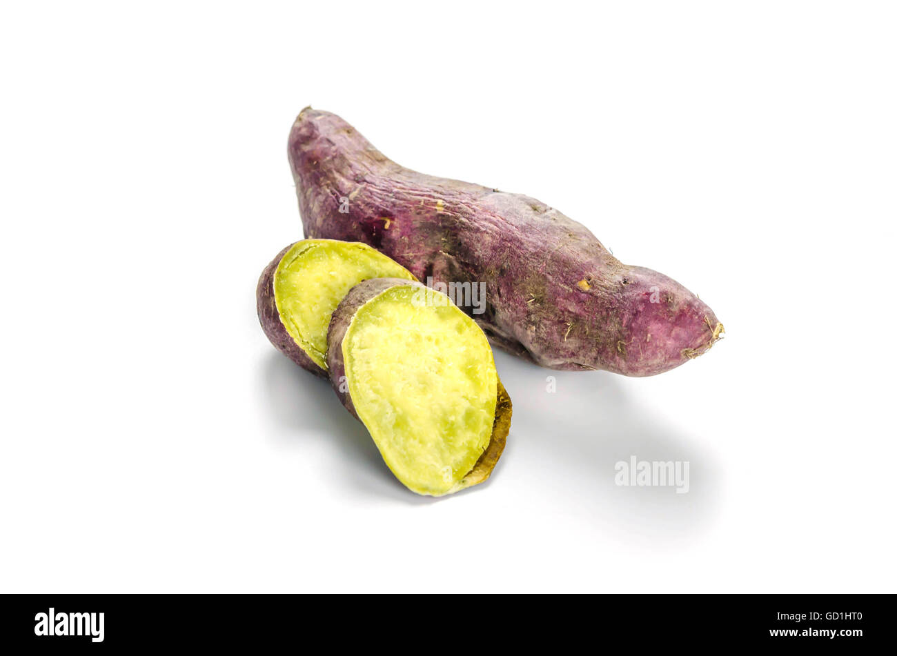 Arrosto di patata dolce con fette isolati su sfondo bianco Foto Stock