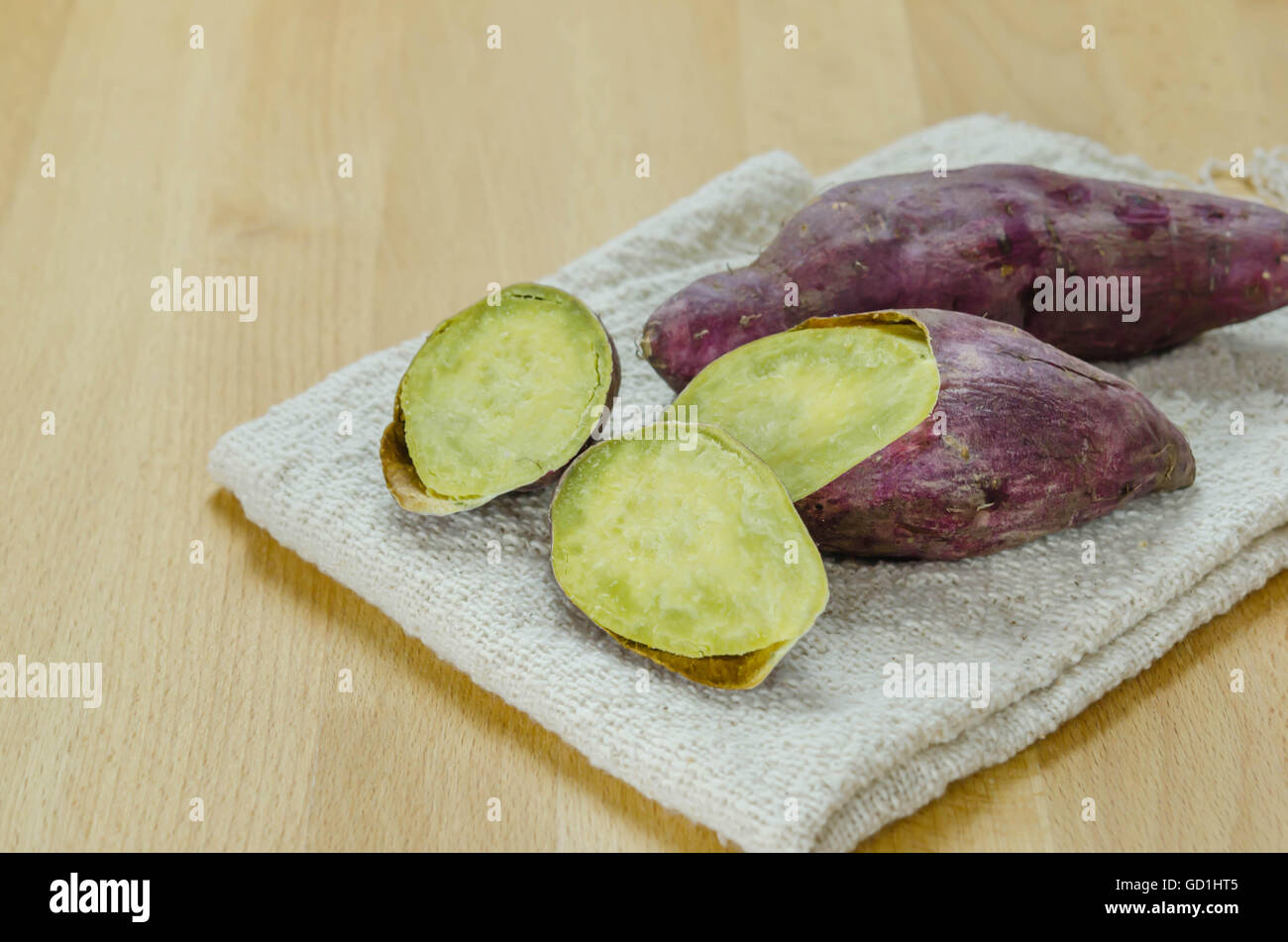 Organico arrosto patate dolci sul tavolo di legno Foto Stock