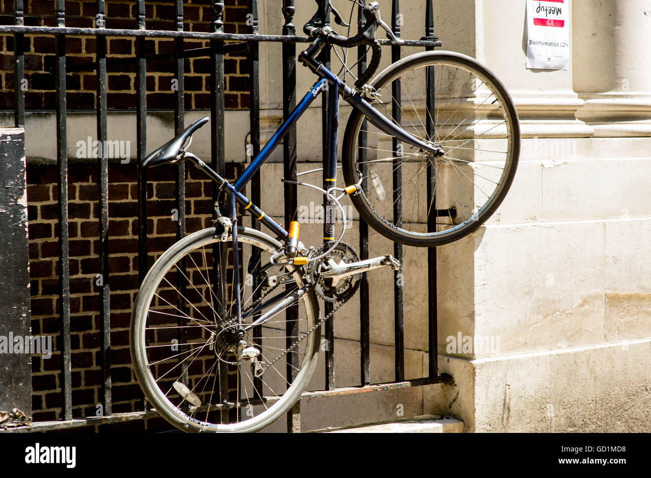 Bicicletta legata a un ferro o acciaio ringhiera recinzione presso l'Imperial College di Londra Foto Stock