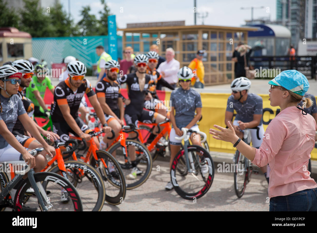 I ciclisti di ricevere istruzioni regole di gara Cicling gara evento alla penisola di Greenwich a Londra Regno Unito con la funivia teleferica park Foto Stock