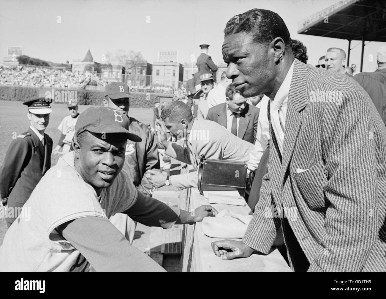Jackie Robinson prende un momento per parlare con Nat King Cole Foto Stock