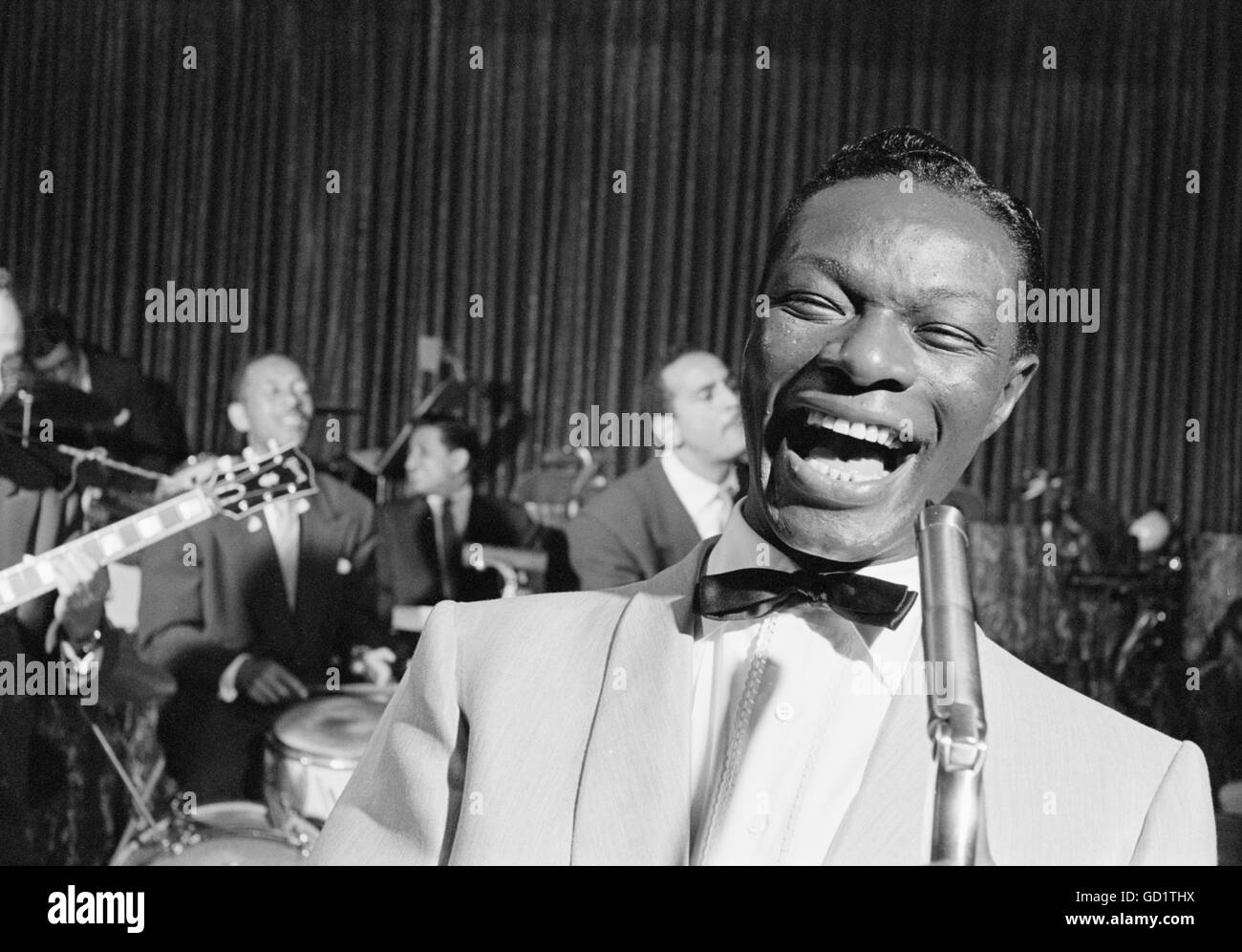 Nat King Cole eseguendo in Chicago, Giugno 1954. Foto Stock