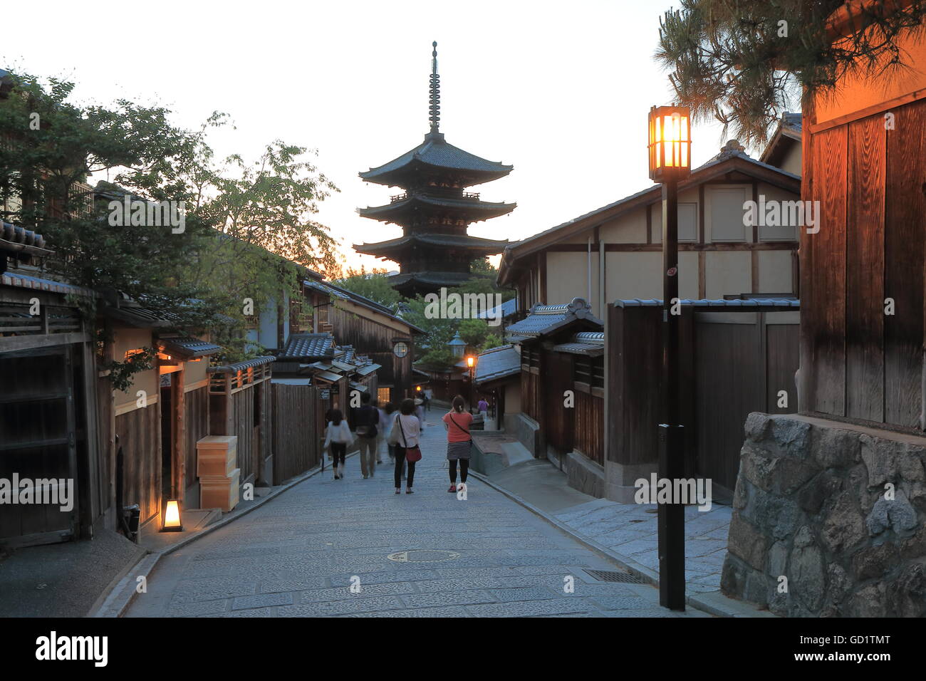 La gente di passeggiata in Kyoto Higashiyama Giappone. Foto Stock
