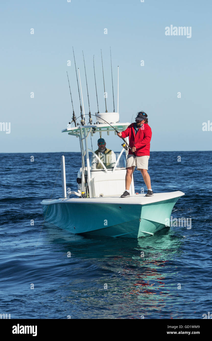 La pesca dalla barca sull'oceano atlantico; Cape Cod, Massachusetts, Stati Uniti d'America Foto Stock