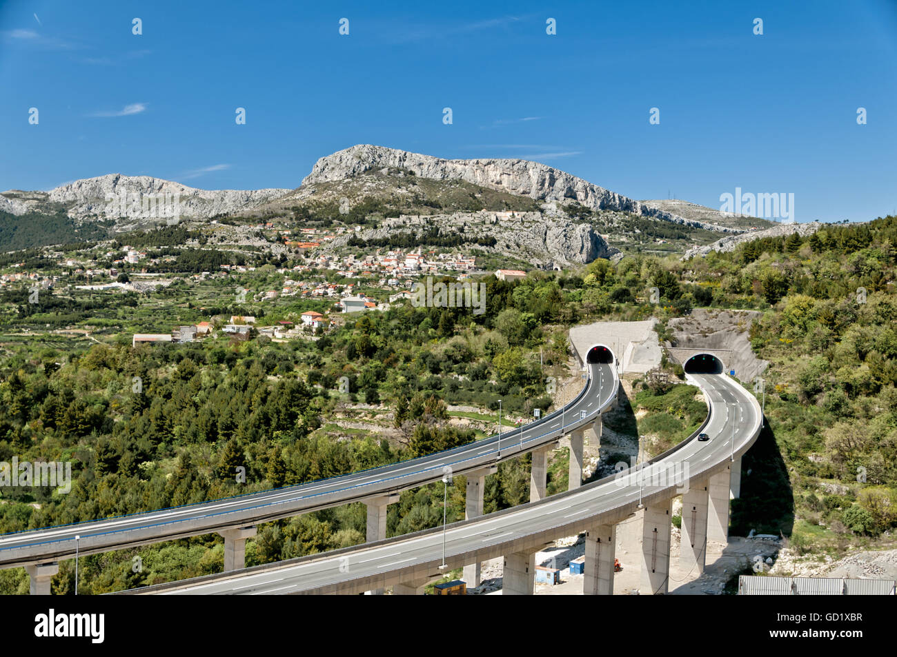 Autostrada croata ricurva con viadotti e tunnel entrata vicino klis, DALMAZIA, CROAZIA Foto Stock