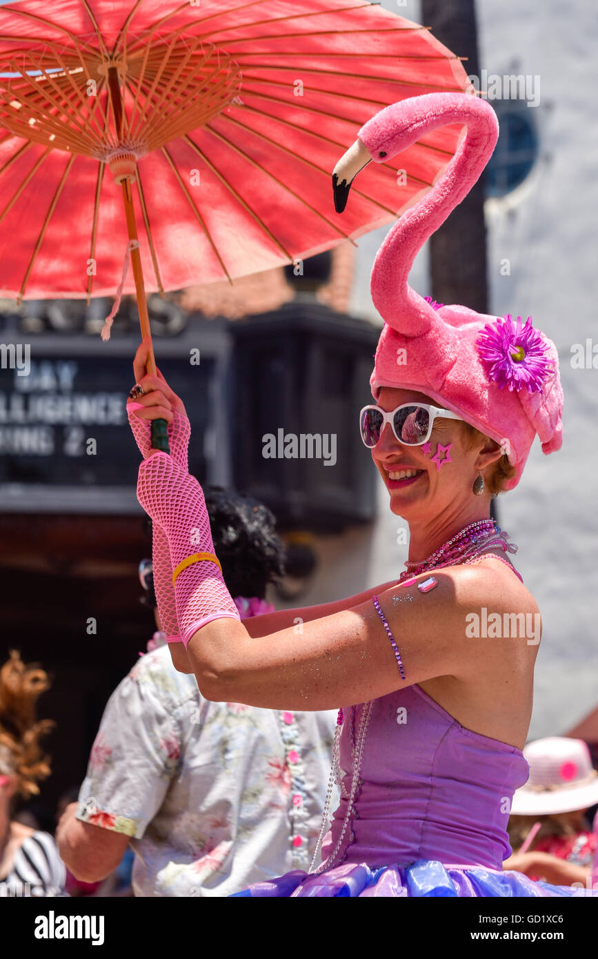 Una donna ballerina con un ombrello e un fenicottero rosa copricapo a  annuali di 'Summer Solstice' parade di Santa Barbara in California Foto  stock - Alamy