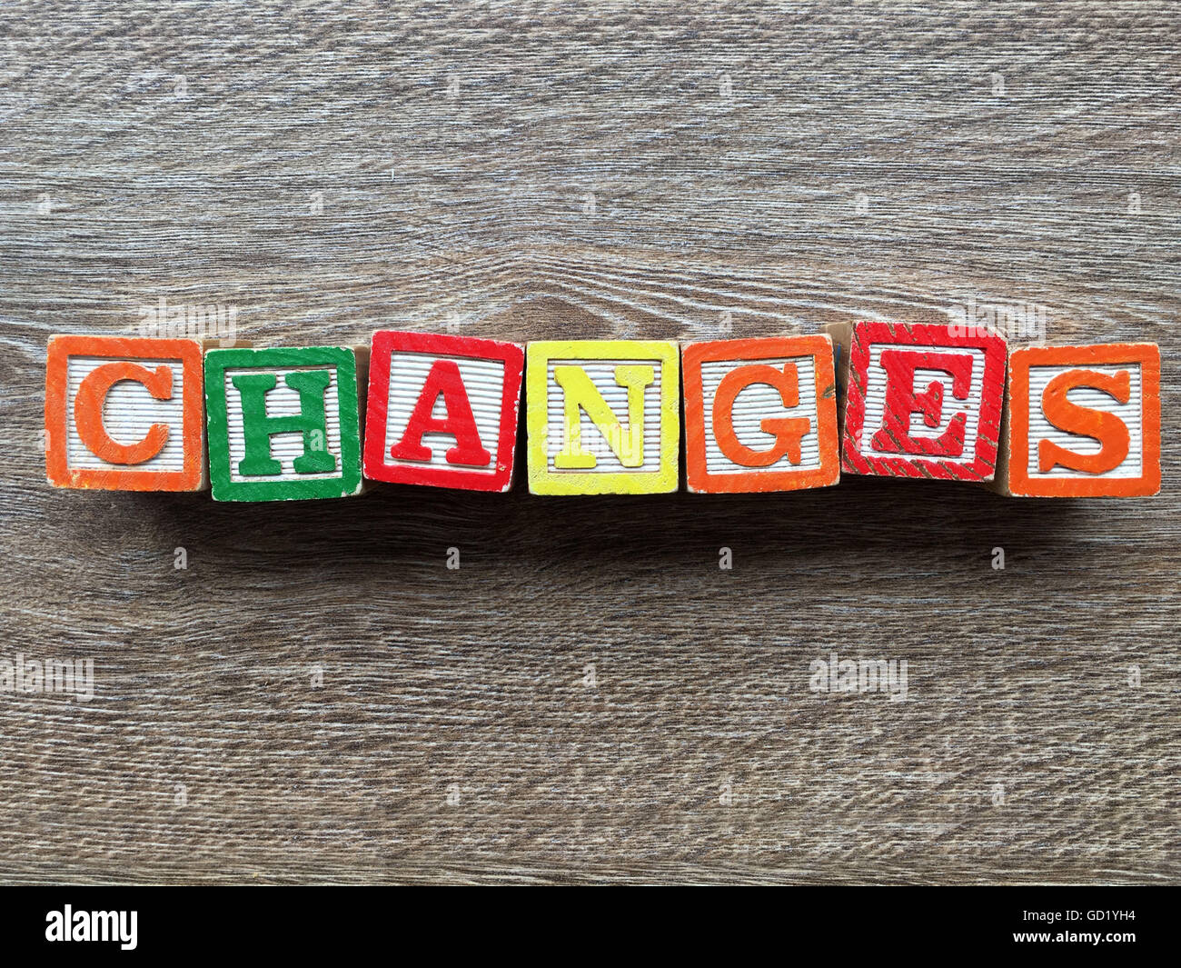 Cambia parola scritta con il blocchetto di legno lettera dei giocattoli Foto Stock