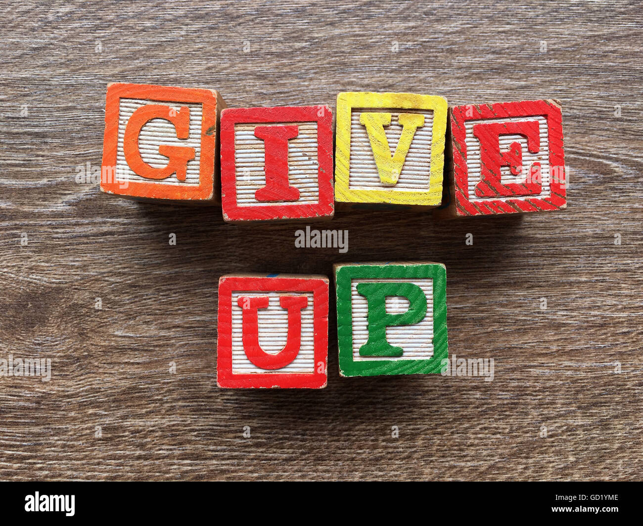 GIVE-UP parola scritta con il blocchetto di legno lettera dei giocattoli Foto Stock