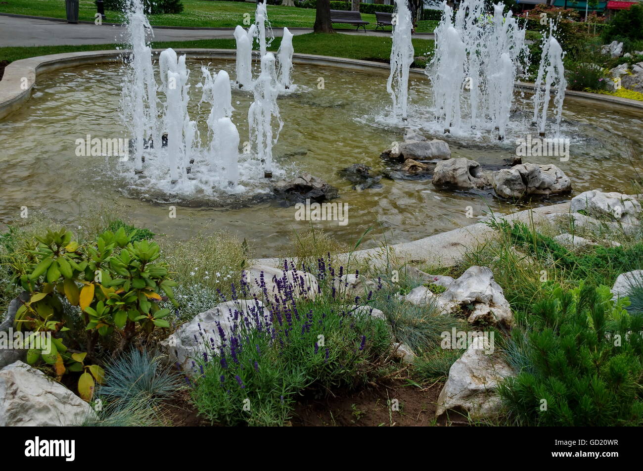 Gruppo da piccole fontane ad acqua fluente nella parte anteriore la bellezza rockery, Sofia, Bulgaria Foto Stock
