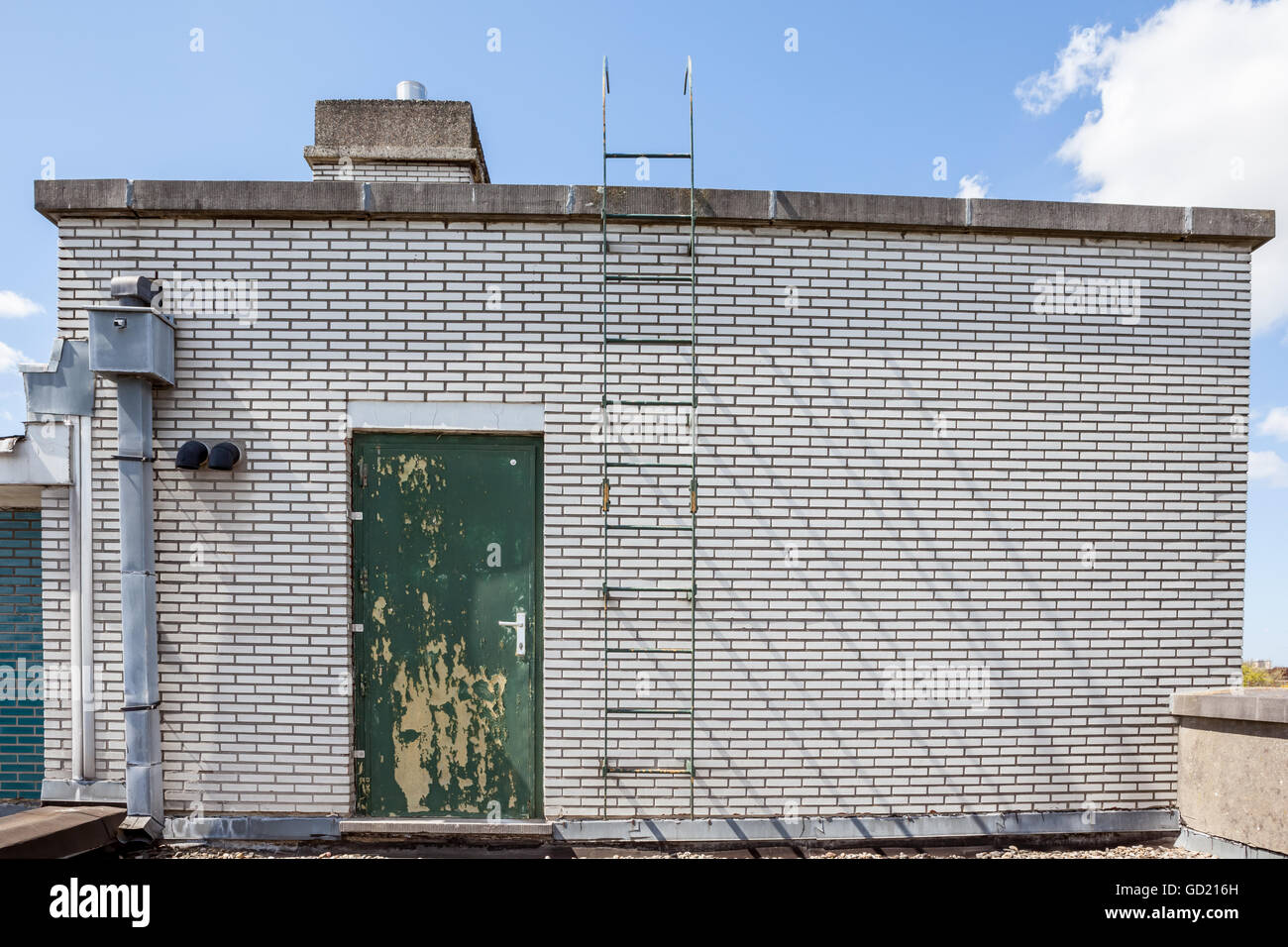 Su un tetto di un edificio, vi è un ferro da stiro a scala di emergenza Foto Stock