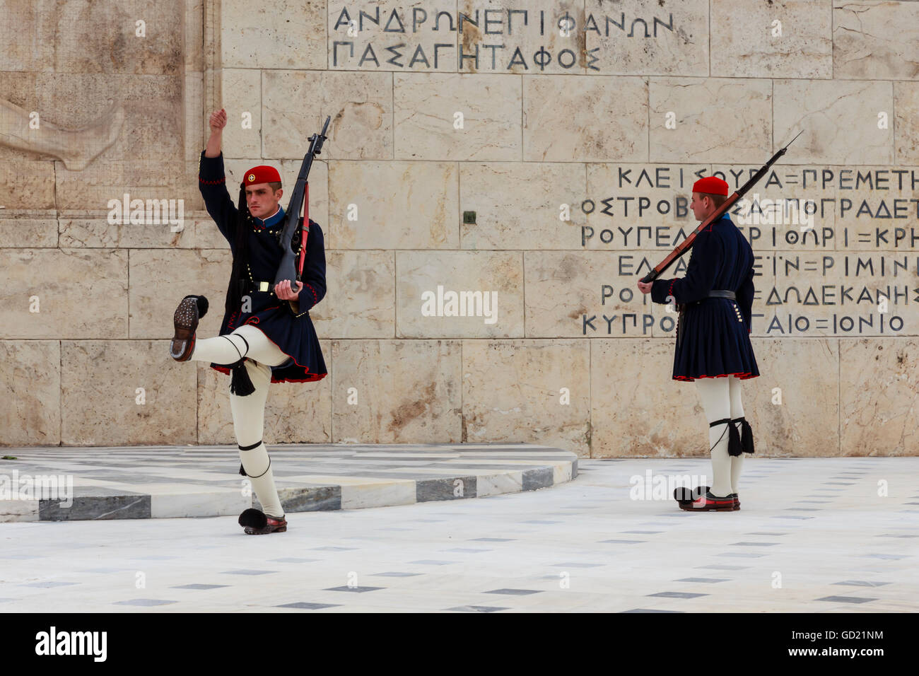 Evzone soldati, cambiando la protezione, la tomba del Soldato sconosciuto, il Palazzo del Parlamento, Piazza Syntagma, Atene, Grecia, Europa Foto Stock
