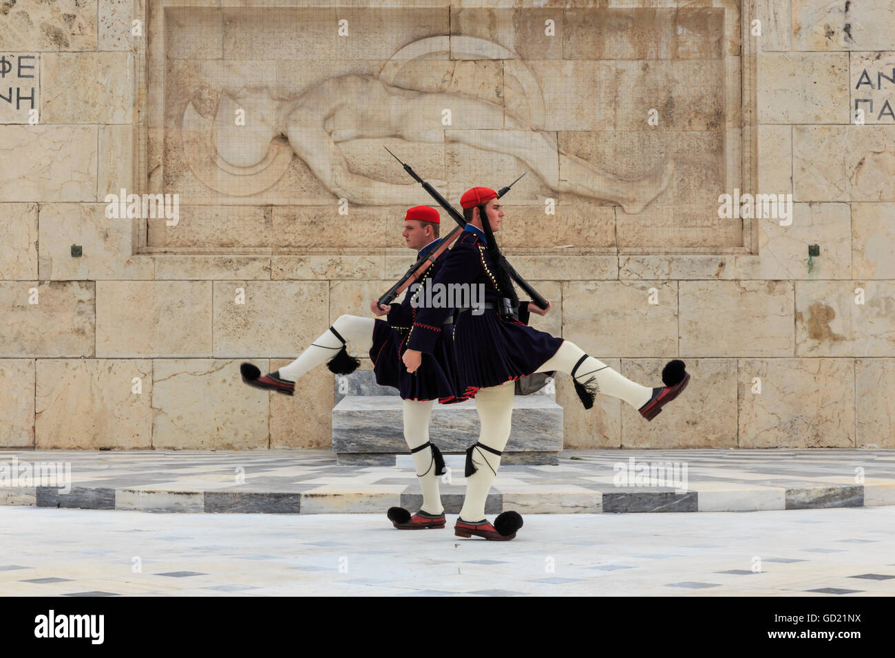 Evzone soldati, cambiando la protezione, la tomba del Soldato sconosciuto, il Palazzo del Parlamento, Piazza Syntagma, Atene, Grecia, Europa Foto Stock