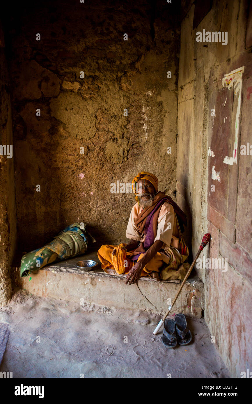 Indian man a Holi festival, Vrindavan, Uttar Pradesh, India, Asia Foto Stock