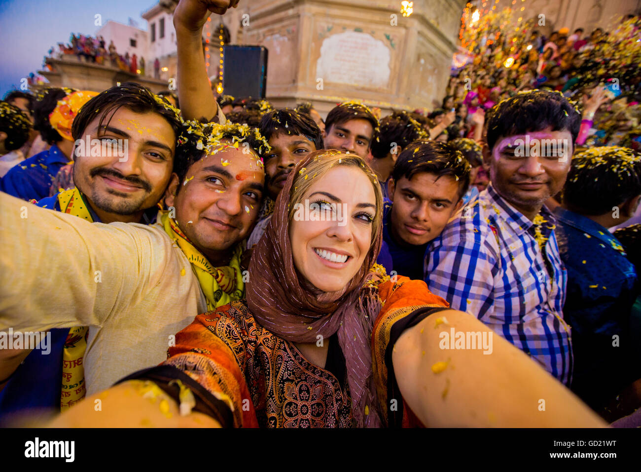 Laura Grier selfie in mezzo alla folla durante il fiore Holi festival, Vrindavan, Uttar Pradesh, India, Asia Foto Stock