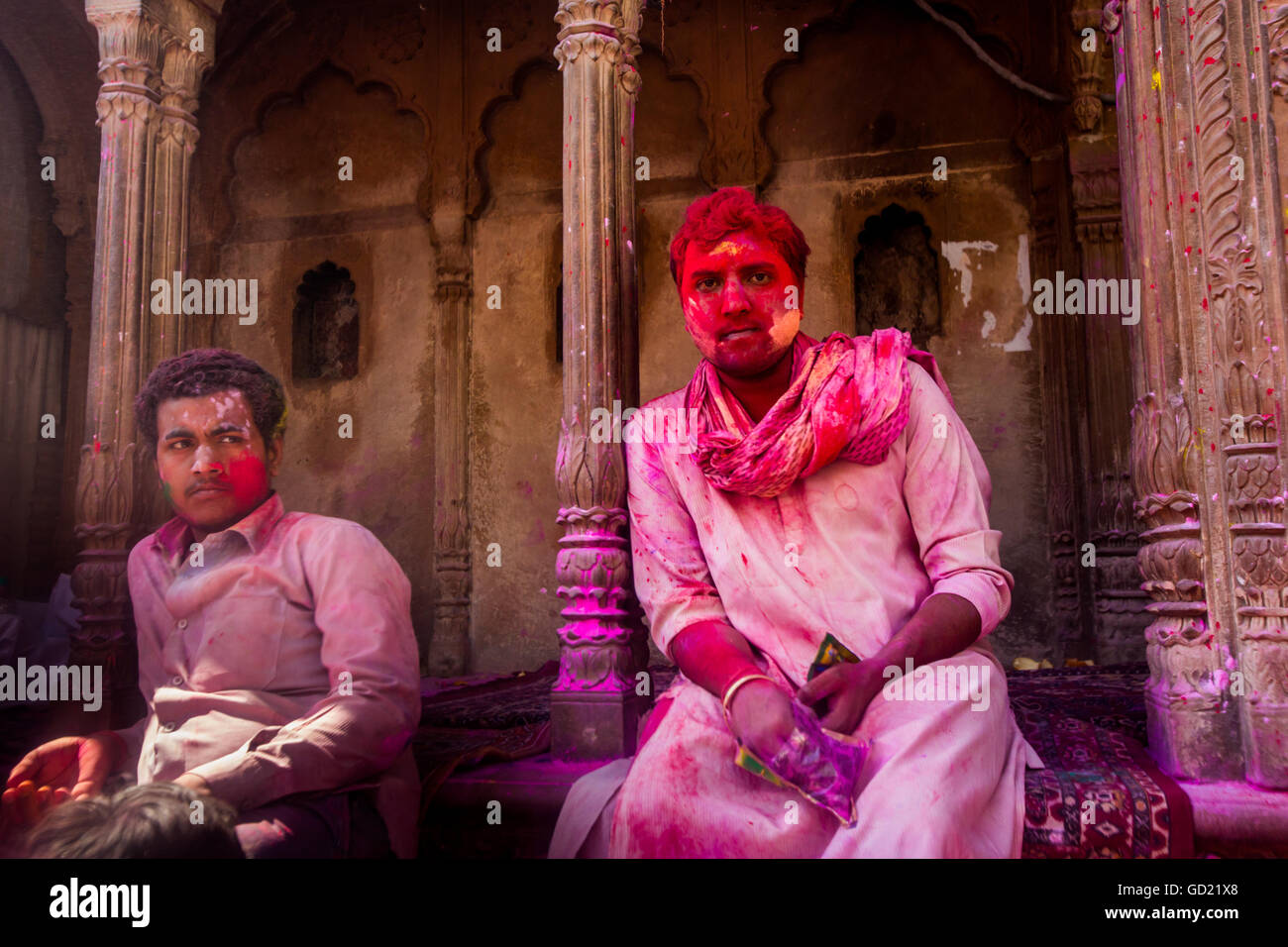 L'uomo coperto di pigmento rosso, Holi festival, Vrindavan, Uttar Pradesh, India, Asia Foto Stock
