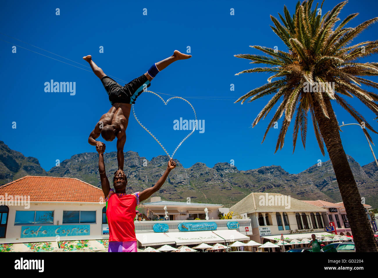 Acrobati africani, Camps Bay, Sud Africa e Africa Foto Stock