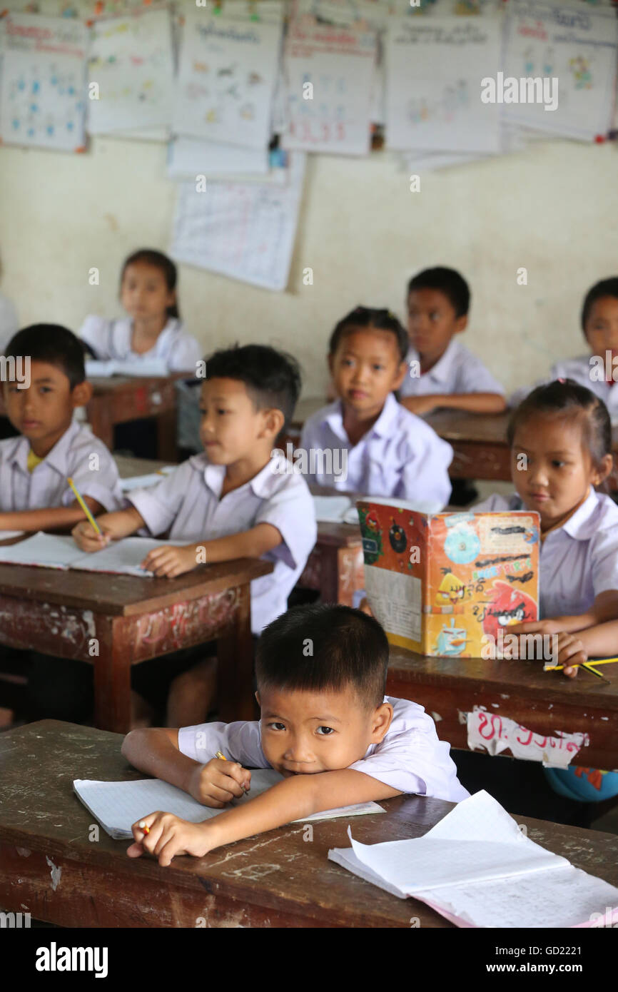 Gli allievi in aula, scuola elementare, Vang Vieng, Provincia di Vientiane, Laos, Indocina, Asia sud-orientale, Asia Foto Stock