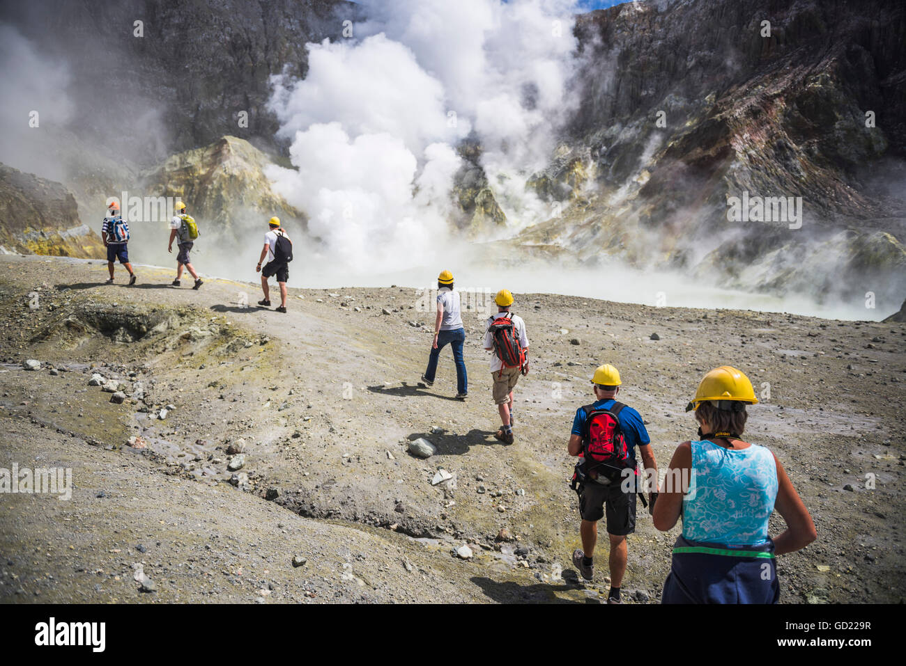 I turisti ad esplorare l'Isola Bianca vulcano, un vulcano attivo nella Baia di Planty, Isola del nord, Nuova Zelanda, Pacific Foto Stock