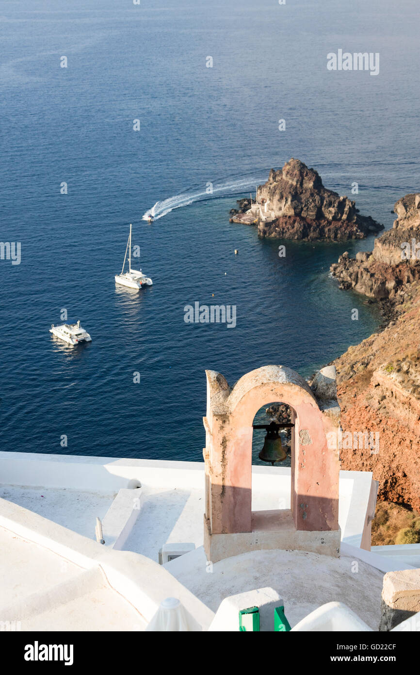 Vista dall'alto sul blu del mar Egeo dal tipico villaggio di Oia - Santorini, Cicladi, isole greche, Grecia, Europa Foto Stock