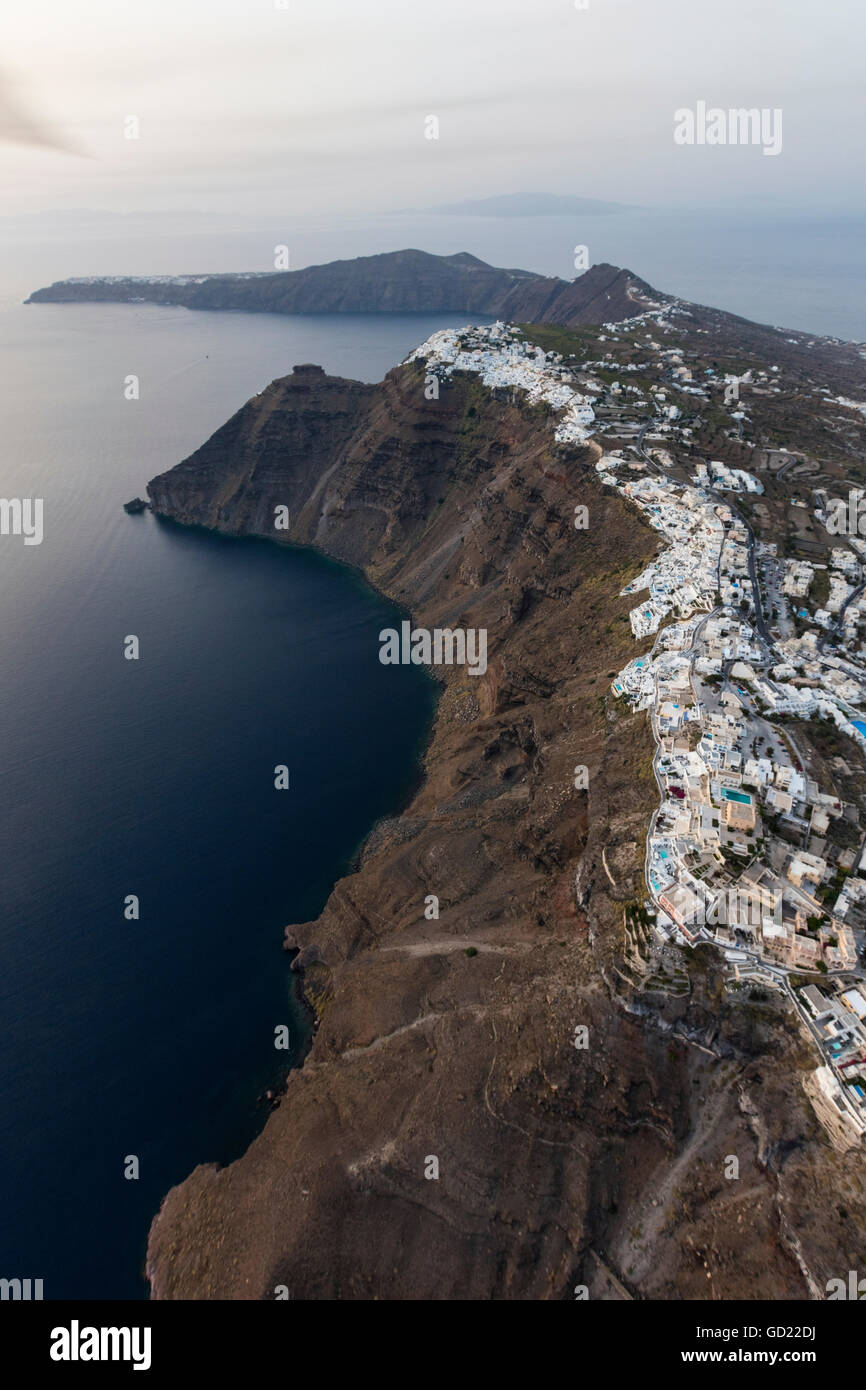 Vista aerea del vecchio villaggio di Firostefani, SANTORINI, CICLADI, isole greche, Grecia, Europa Foto Stock
