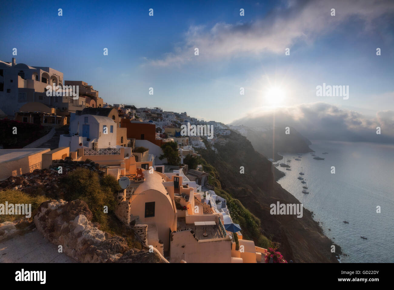 Sunbeam attraverso le nuvole sopra il Mar Egeo visto dal tipico villaggio di Oia - Santorini, Cicladi, isole greche, Grecia Foto Stock