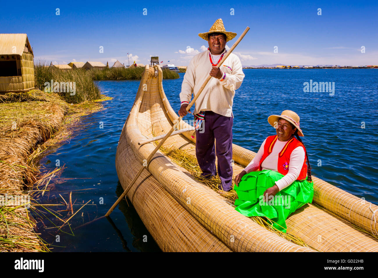 Indiani Quechua giovane su erba flottante isole di Uros, il lago Titicaca, Perù, Sud America Foto Stock