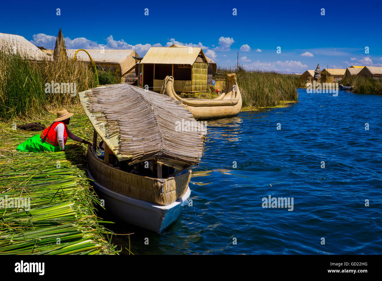 Il quechua famiglia indiana su erba flottante isole di Uros, il lago Titicaca, Perù, Sud America Foto Stock