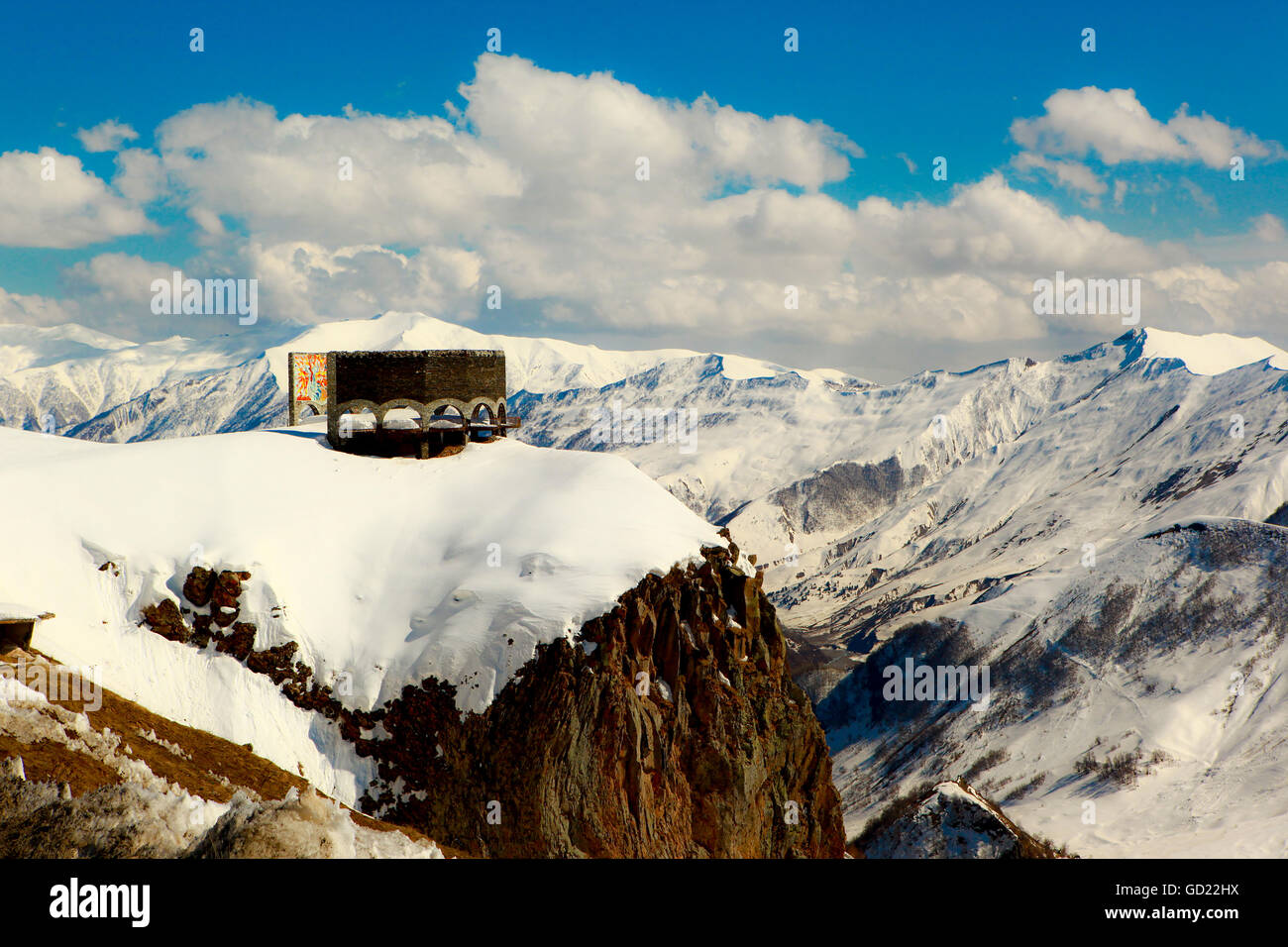 Monumento di pace, montagne del Caucaso, di confine della Russia e Georgia, Asia Centrale, Asia Foto Stock