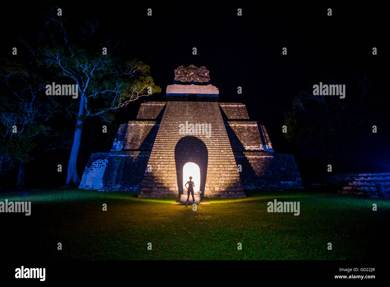 Ritratto notturno della piramide di Tikal, Sito Patrimonio Mondiale dell'UNESCO, Guatemala, America Centrale Foto Stock