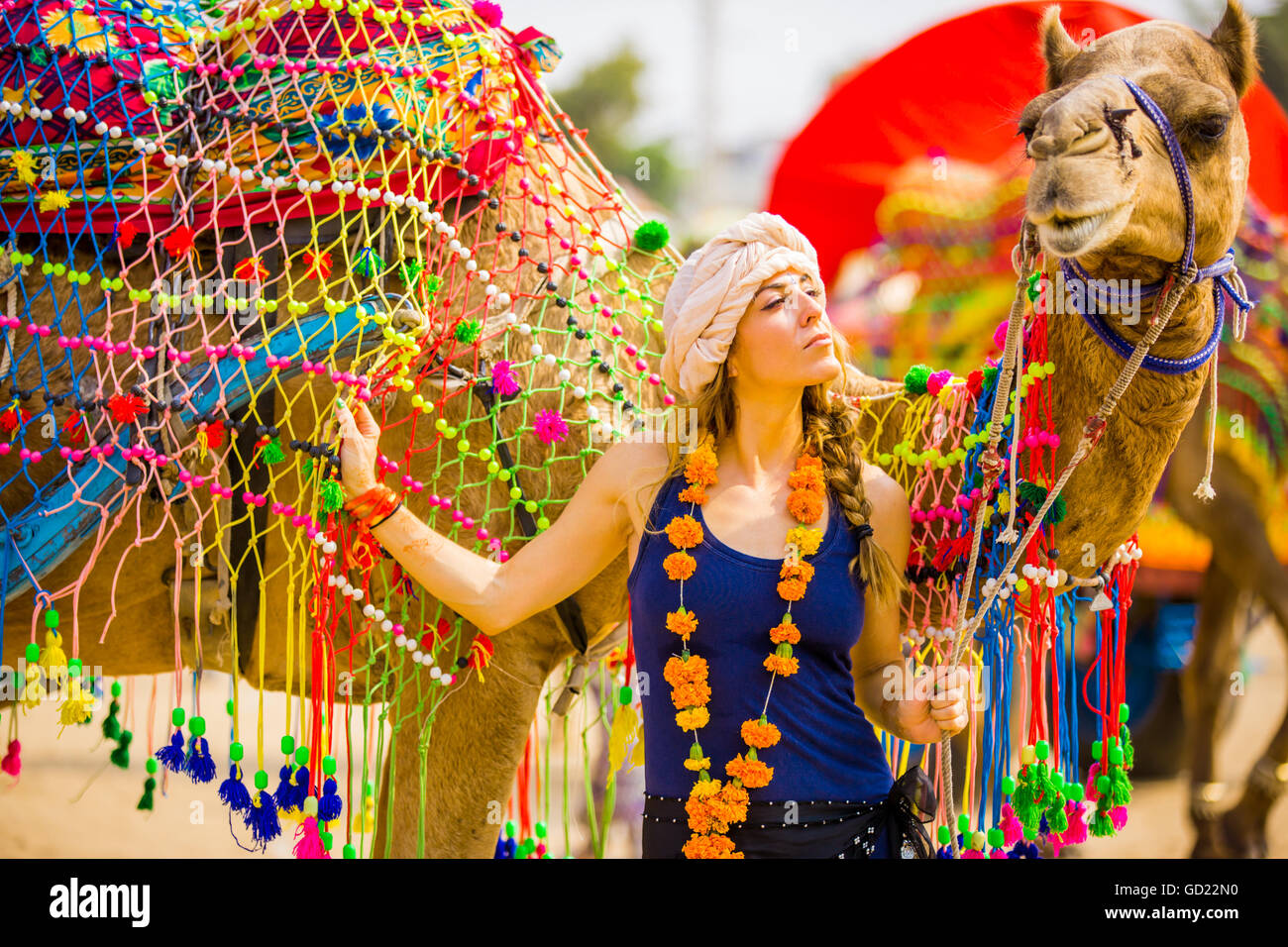 Laura Grier con cammello al Pushkar Camel Fair, Pushkar, Rajasthan, India, Asia Foto Stock