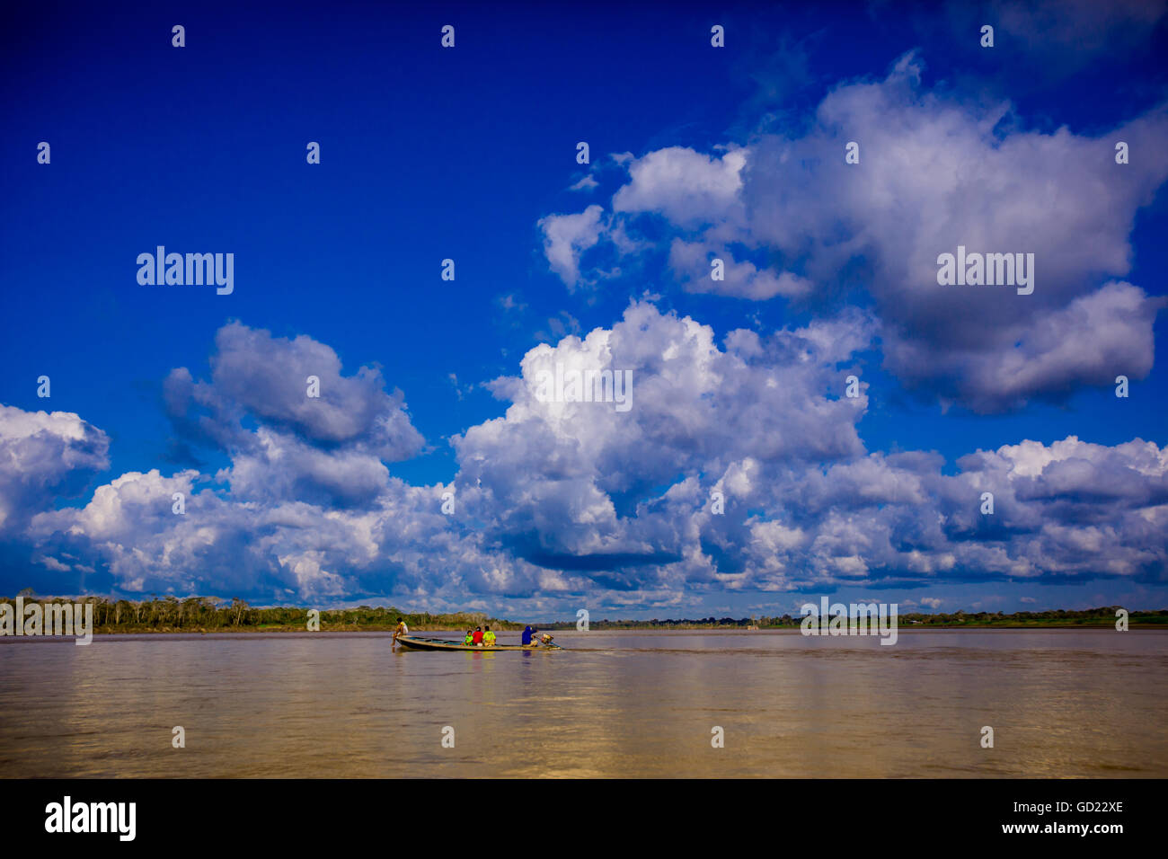 Famiglia su una canoa sul fiume Amazon, Iquitos, Perù, Sud America Foto Stock