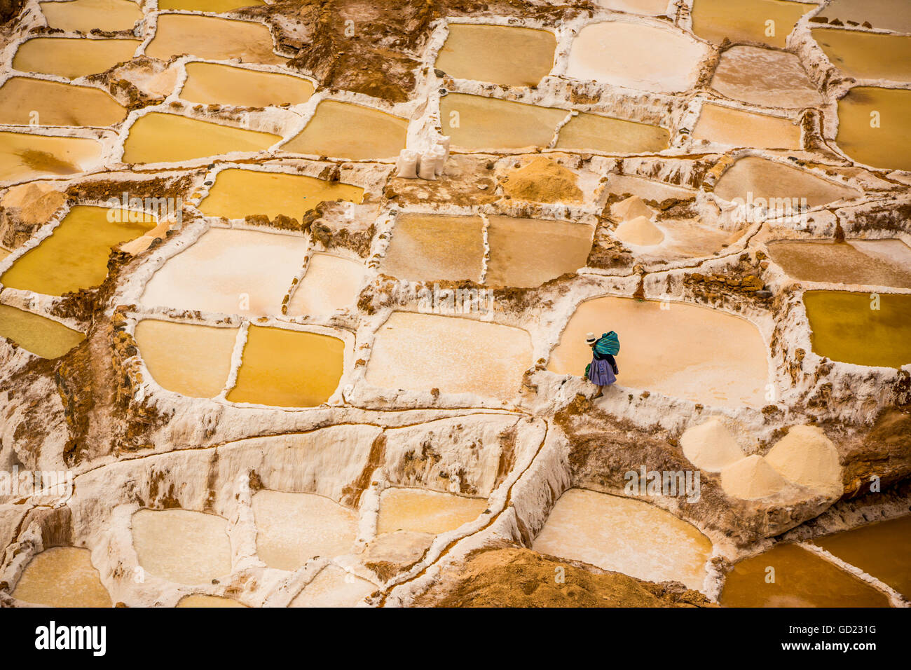 Donna sale di data mining, Salineras de Maras, Maras Saline, Valle Sacra, Perù, Sud America Foto Stock