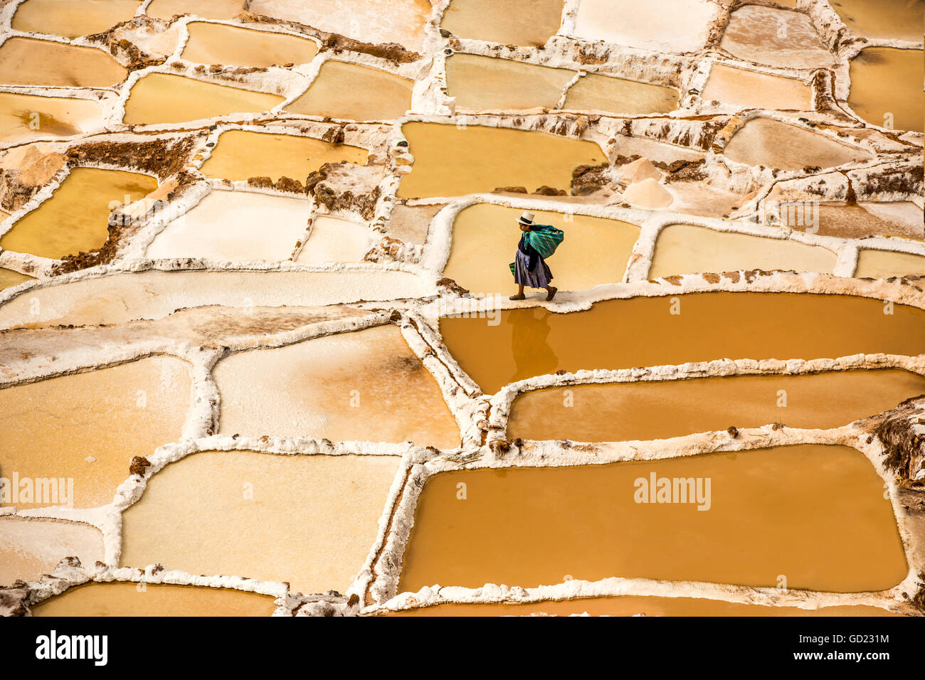 Donna sale di data mining, Salineras de Maras, Maras Saline, Valle Sacra, Perù, Sud America Foto Stock