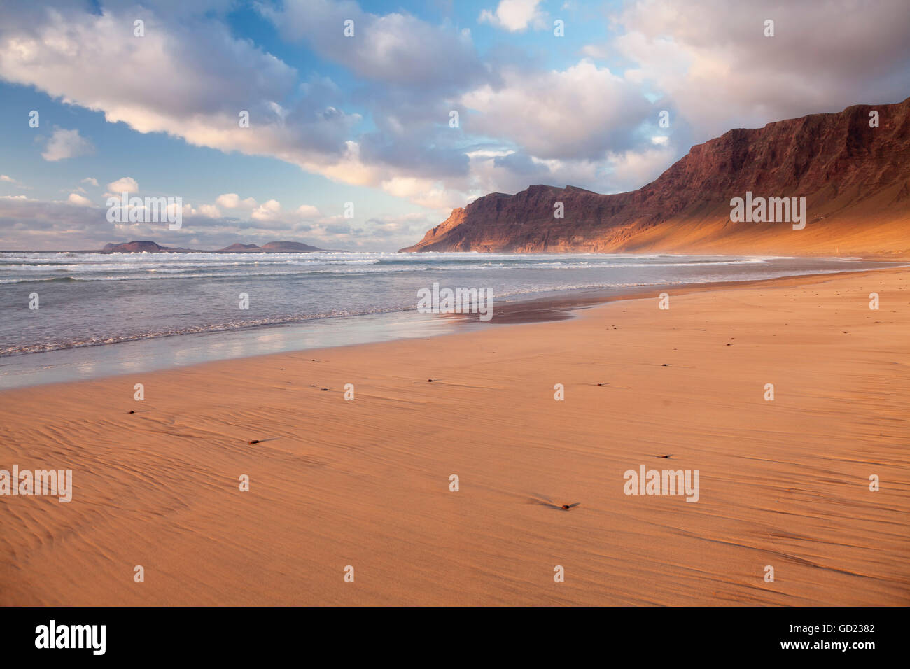 Spiaggia di Famara e Famara montagne al tramonto, Vista La Graciosa Island, Lanzarote, Isole Canarie, Spagna, Atlantico, Europa Foto Stock