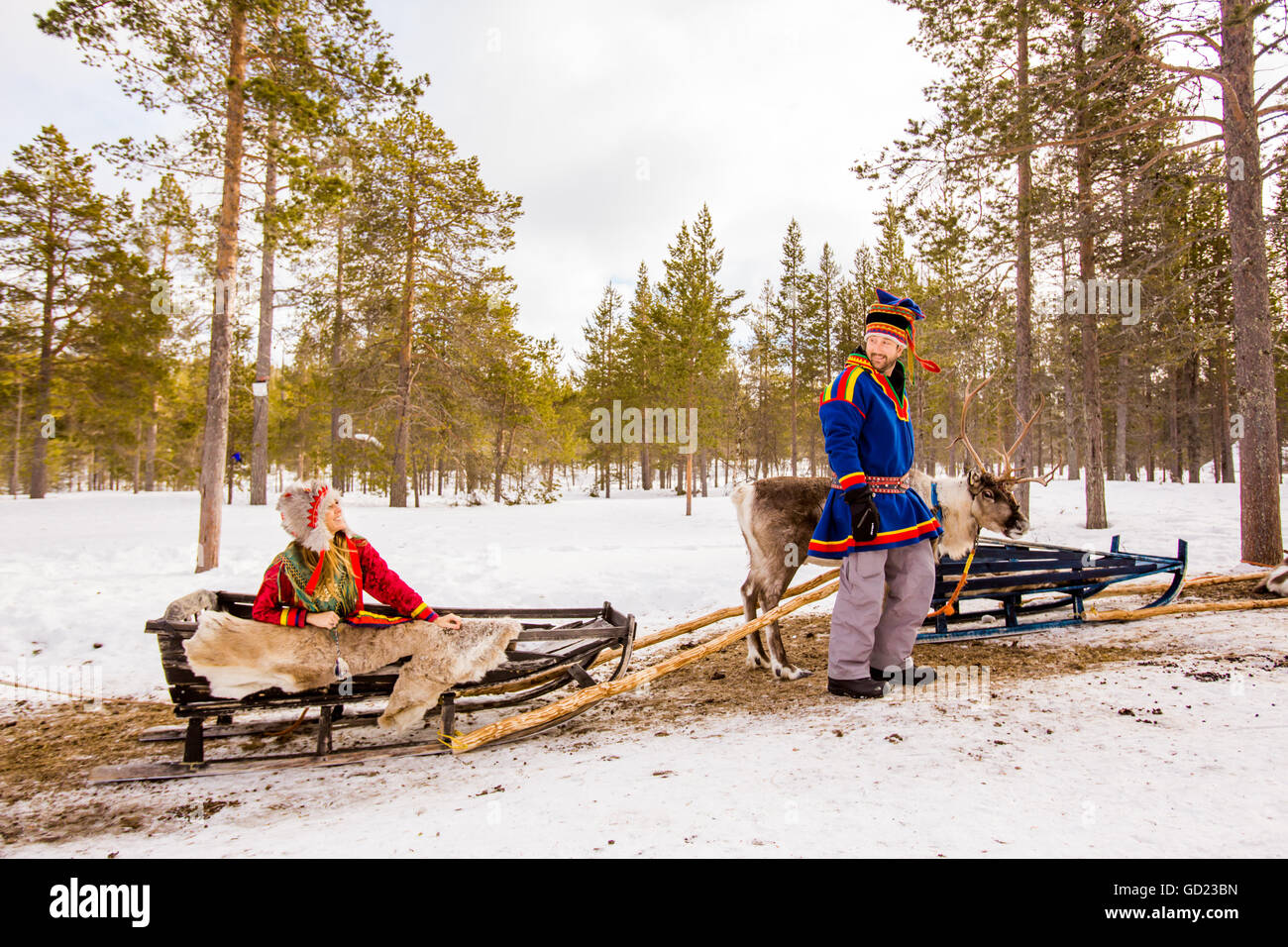 Giovane indossando il tradizionale costume Sami, renne Safari, Kakslauttanen Igloo Village, Saariselka, Finlandia e Scandinavia, Europa Foto Stock