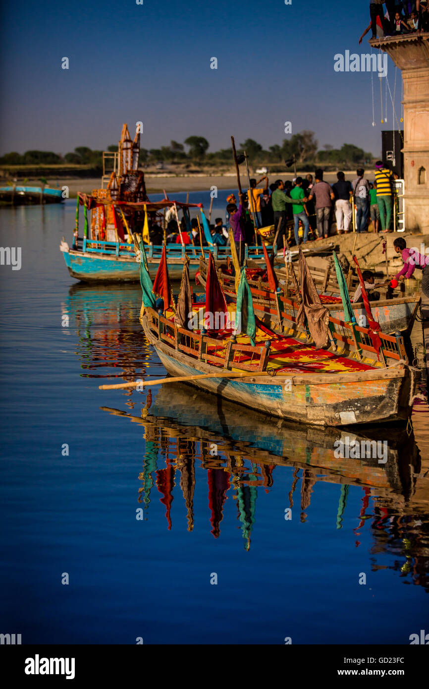 Barche colorate al Holi festival, Vrindavan, Uttar Pradesh, India, Asia Foto Stock