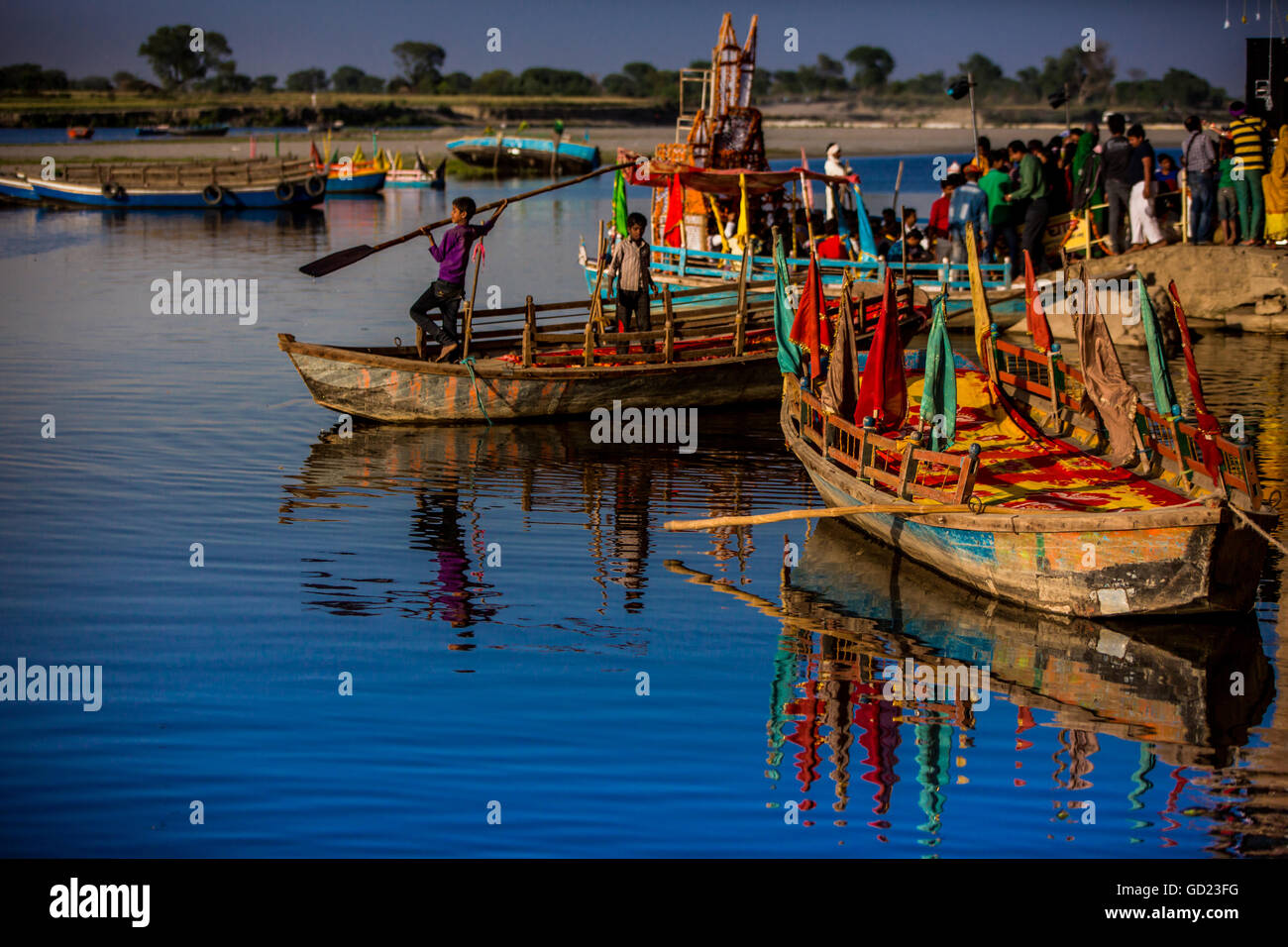 Barche colorate al Holi festival, Vrindavan, Uttar Pradesh, India, Asia Foto Stock