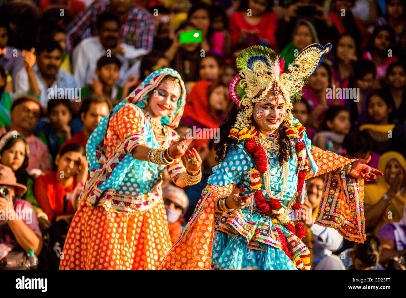 Tradizionali di Krishna e Radha Dance, fiore Holi festival, Vrindavan, Uttar Pradesh, India, Asia Foto Stock