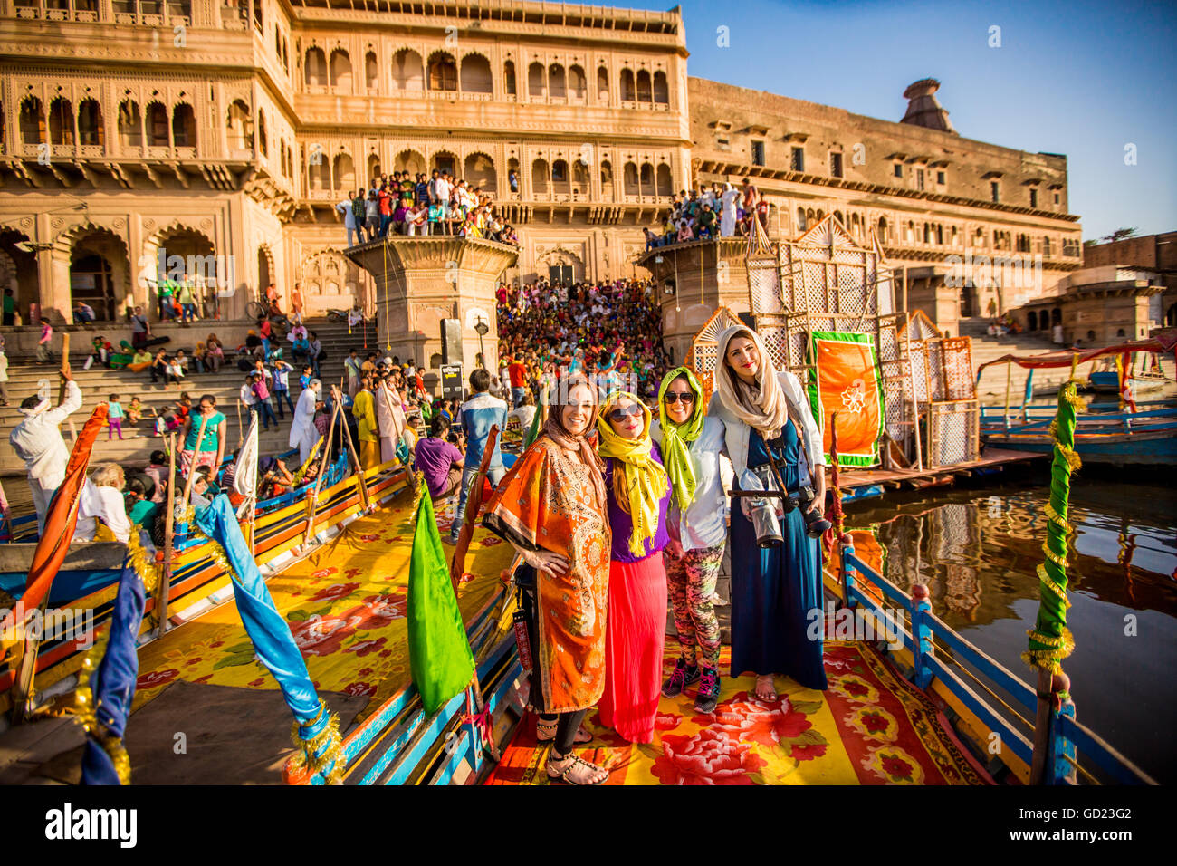 I viaggiatori che partecipano al fiore Holi festival, Vrindavan, Uttar Pradesh, India, Asia Foto Stock
