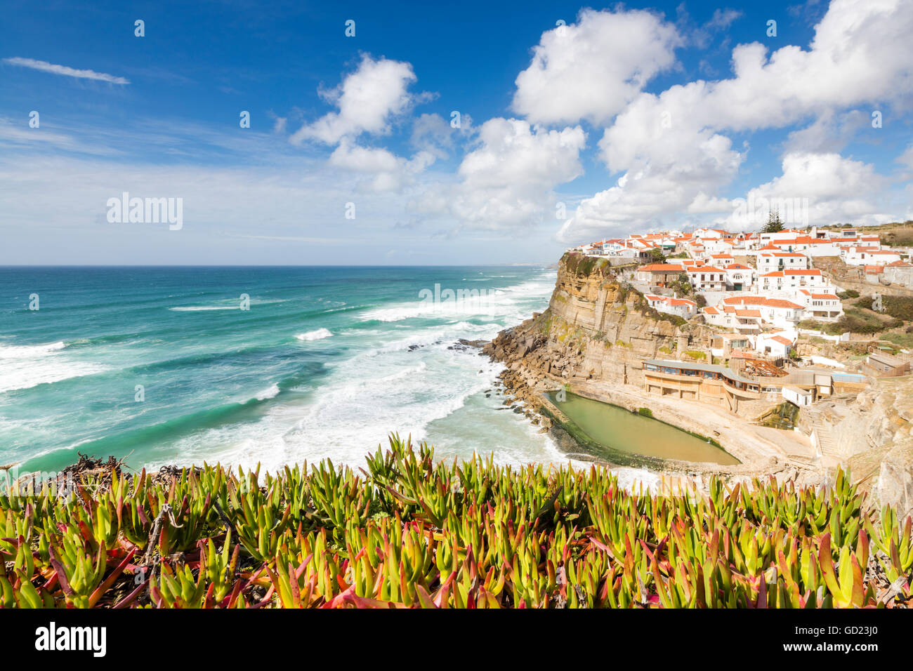 Vista superiore del borgo arroccato di Azenhas do Mar circondata dall' Oceano Atlantico e vegetazione verde, Sintra, Portogallo Foto Stock