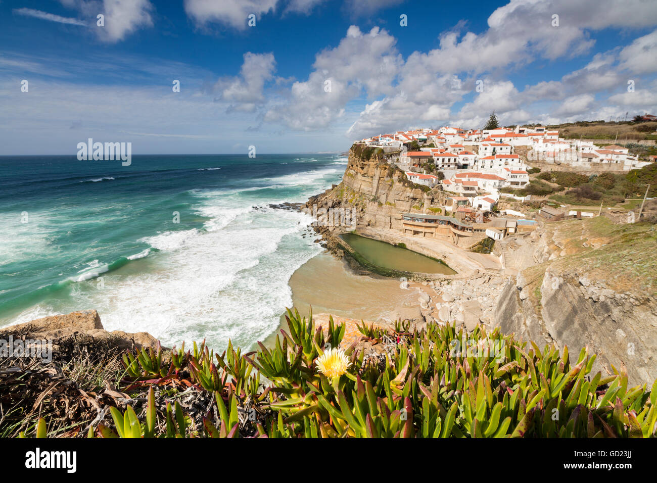 Vista superiore del borgo arroccato di Azenhas do Mar circondata dall' Oceano Atlantico e vegetazione verde, Sintra, Portogallo Foto Stock