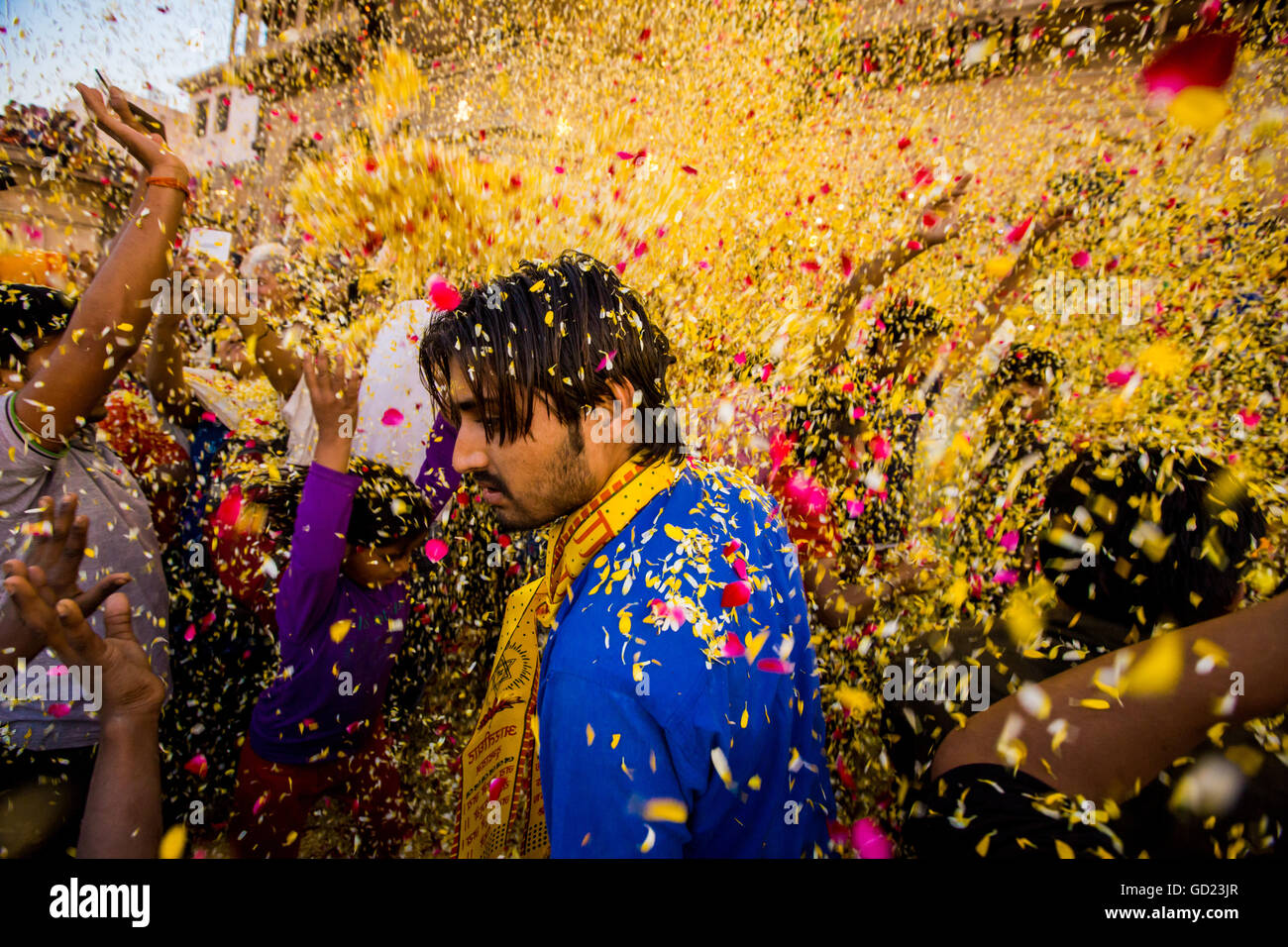 La folla gettando petali di fiori durante il fiore Holi festival, Vrindavan, Uttar Pradesh, India, Asia Foto Stock