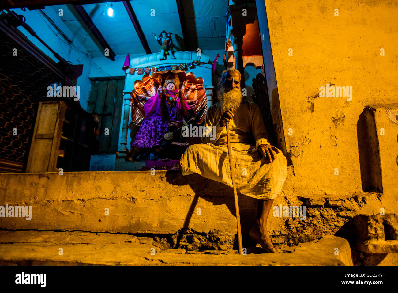 Guru indiano durante il fiore Holi festival, Vrindavan, Uttar Pradesh, India, Asia Foto Stock