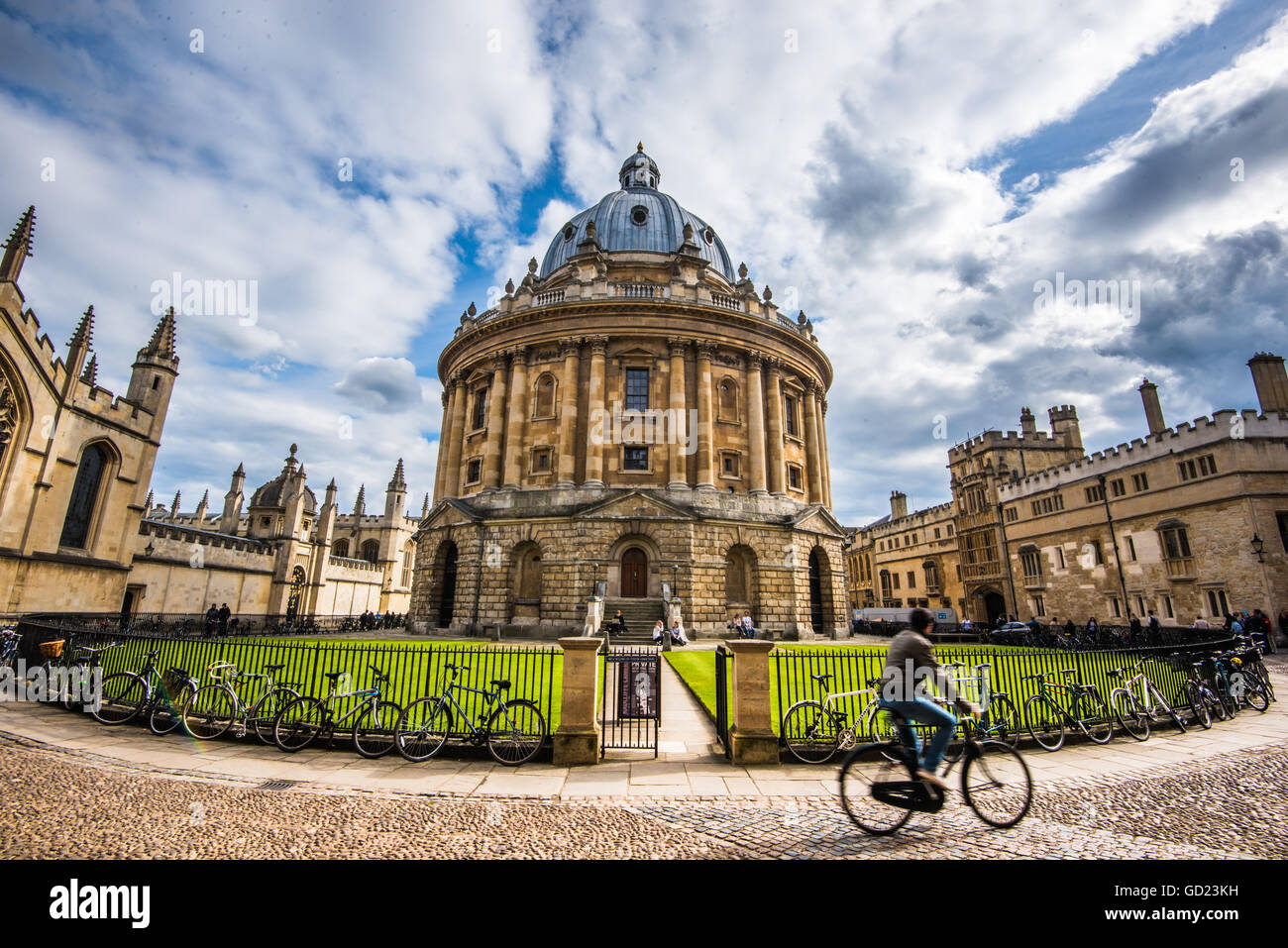 Radcliffe Camera con ciclista, Oxford, Oxfordshire, England, Regno Unito, Europa Foto Stock
