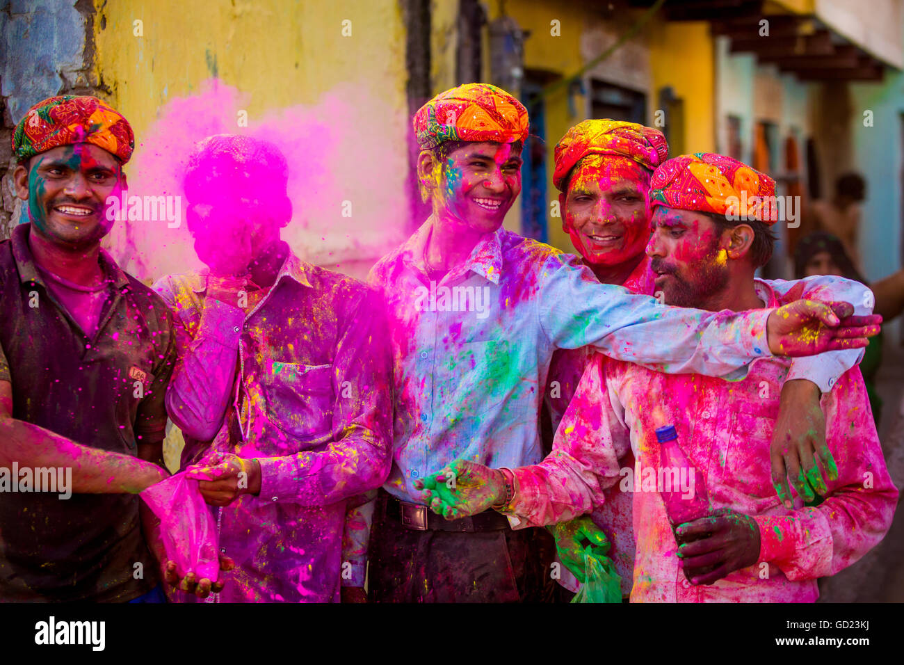Uomini Lancio del pigmento colorato, Holi festival, Vrindavan, Uttar Pradesh, India, Asia Foto Stock