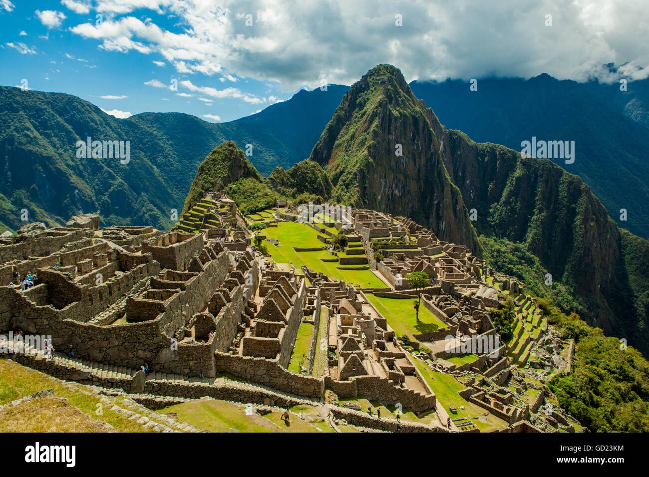 Vista di Huayna Picchu e Machu Picchu rovine, Sito Patrimonio Mondiale dell'UNESCO, Perù, Sud America Foto Stock