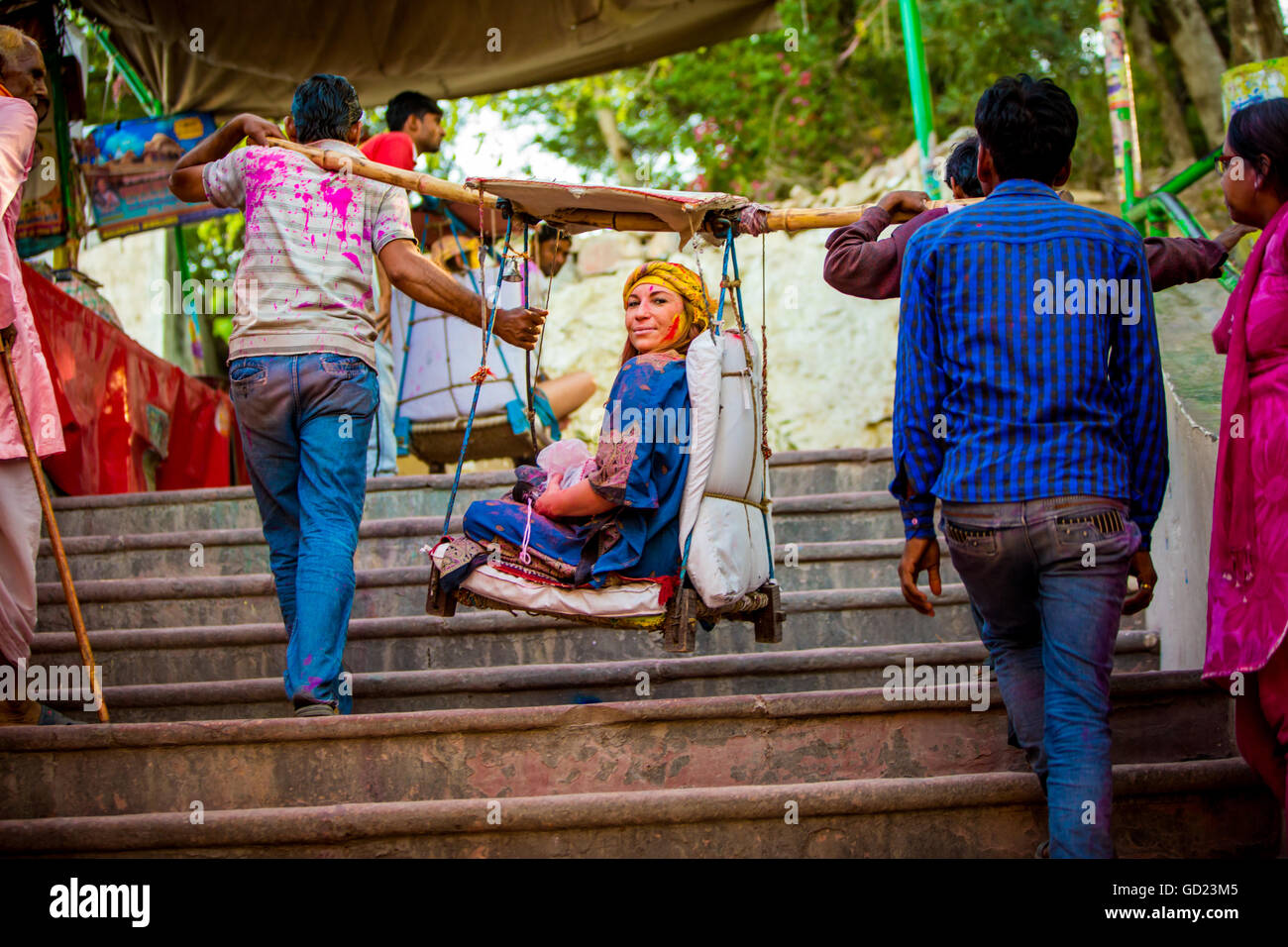 La donna trasportata in una sedia appesa al tempio, Holi festival, Vrindavan, Uttar Pradesh, India, Asia Foto Stock